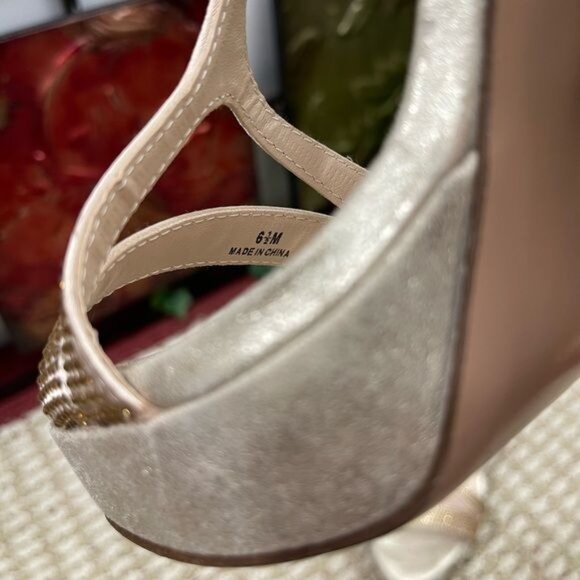 Pelle Moda Gold Glamour Heels - Picture 10 of 12